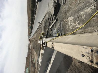 宁夏京藏高速16标段桥梁防撞墙切割拆除，2018年