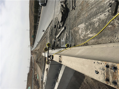 宁夏京藏高速16标段桥梁防撞墙切割拆除，2018年1