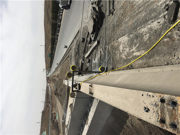 宁夏京藏高速16标段桥梁防撞墙切割拆除，2018年1