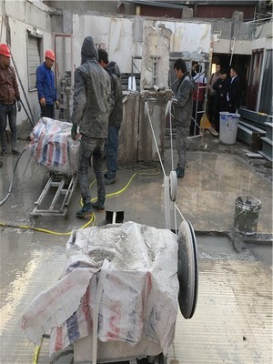 银川市世纪华庭酒店改造楼顶静力切割拆除2017年.