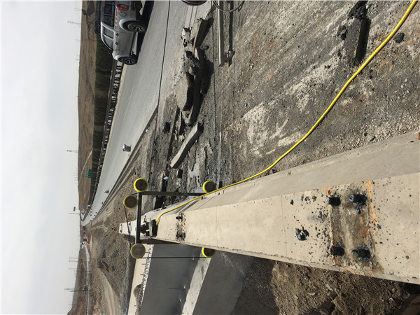 宁夏京藏高速16标段桥梁防撞墙切割拆除，2018年